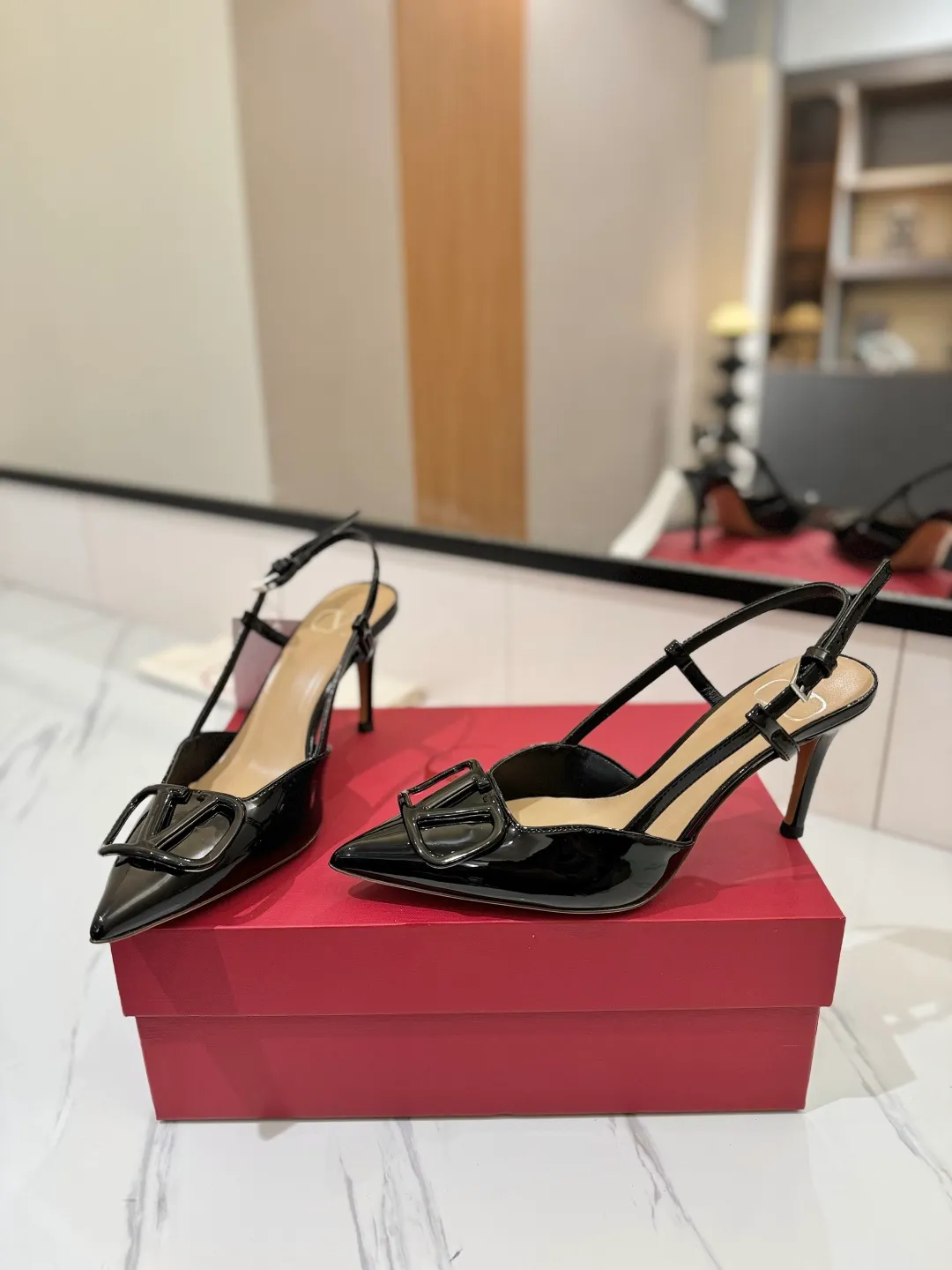 💕💕Factory direct selling price p520💕💕 Valentino launches a new series of sandals, sandals with pointed toe V-buckle sandals. The upper part of the foot is very pedicure-like. The key point is that it is very good and easy to control. It does not grind or tire your feet. It is a walking artifact! Metal VLOGO diamond buckle elements, full of high-end sense! It became sweet instantly.  The avant-garde VLOGO SIGNATURE shoe series interprets VALENTINO GARAVANI's candid attitude. Valentino Garavani V logo back hollow sandals with VLogo Signature decoration, platinum tone VLogo Signature decoration! Upper: imported patent leather Lining: imported goatskin Outsole: Italian leather outsole Heel height: 8cm Size: 35-39 (34-40-41-42 customized size)